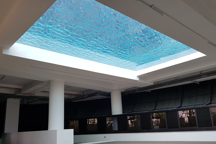 你們亞克力泳池用的板材是進口的嗎？