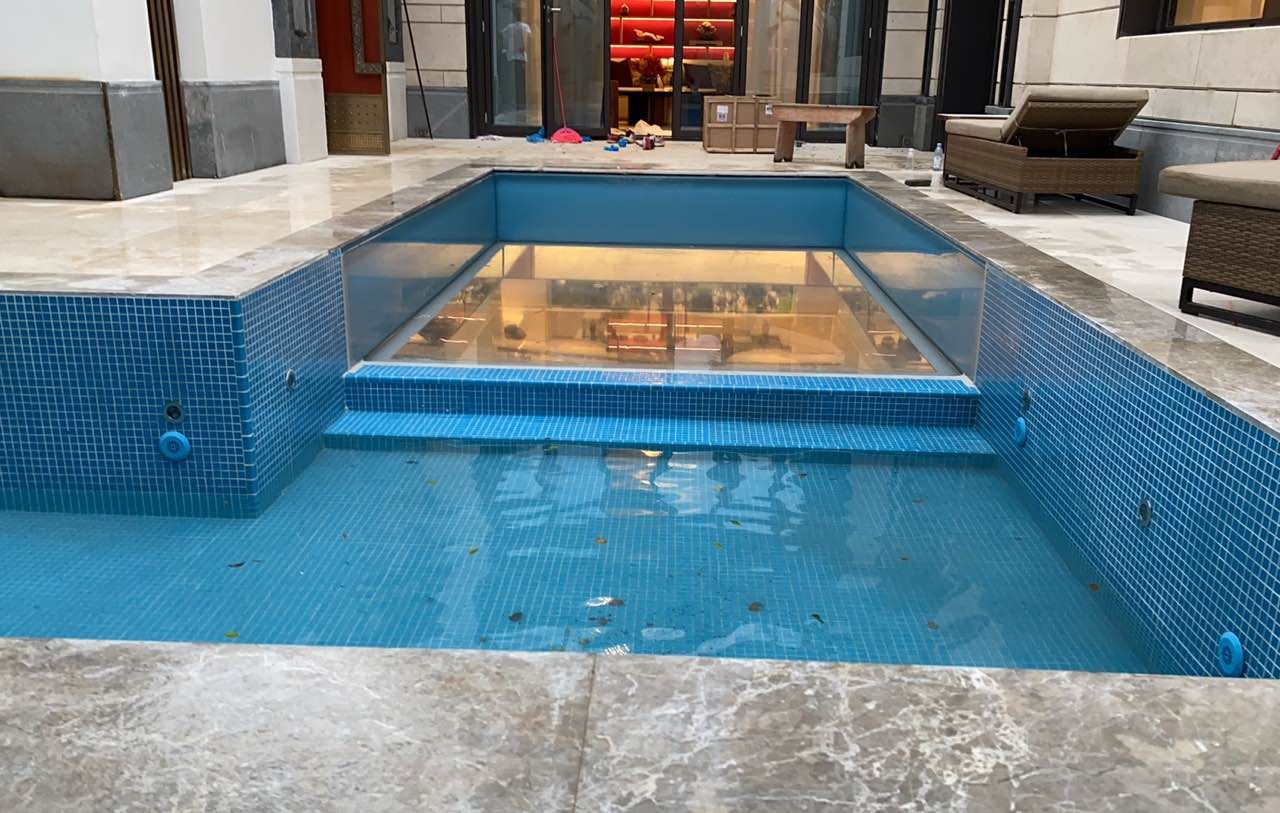 瑞地格樂亞克力透明空中泳池