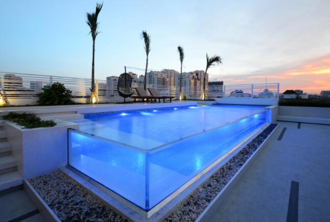 透明泳池為什么要選擇亞克力材質來制作？瑞地格樂亞克力游泳池