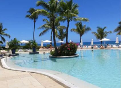 別墅游泳池需要什么樣的水處理設備?如何后期維護?瑞地格樂亞克力游泳池